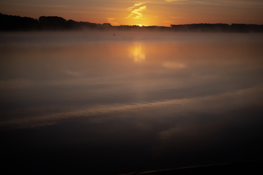 Sonnenaufgang über dem See